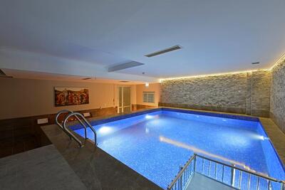 Holliday Inn -    